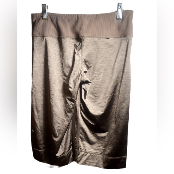 Lululemon green Wide Leg clam digger casual lightweight silky yoga Crop shorts 6 - Picture 3 of 3